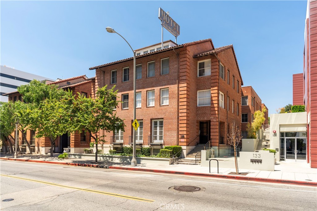A rare opportunity to own a piece of Pasadena’s storied past— in the legendary Livingstone Hotel. Once a glamorous hotel hosting Hollywood elite and travelers along historic Route 66, the Livingstone has been transformed into an exclusive collection of residences blending timeless architecture with modern sophistication.
This stylish 2 bed, 2 bath condo offers generous natural light, and a refined open layout perfect for entertaining or quiet retreat. French door open to a private balcony, while the updated kitchen and bathrooms offer effortless comfort.
Moments from the Playhouse District, Lake Avenue shopping, and Pasadena’s vibrant cultural scene—this is downtown living with history and soul.
This one won’t last—experience the charm, elegance, and convenience of the Livingstone lifestyle.