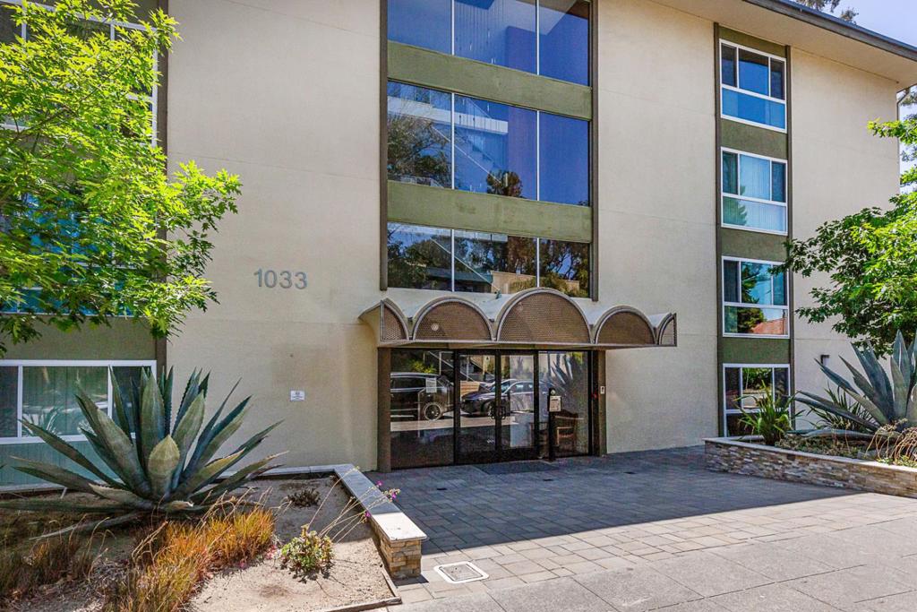 Desirable top-floor condo with a spacious floor plan and a large balcony for alfresco enjoyment. Enjoy open-concept living with an updated kitchen with quartz countertops, a large dining room for entertaining, and a generous living room with sliding glass doors to the outdoor space. The bedroom has a large picture window, a convenient laundry closet, and an updated en suite bath. Located in a secure building with a community pool, sauna, recreation room, and underground parking. Centrally located close to shopping, dining, commute routes, top-rated schools, and major tech employers.