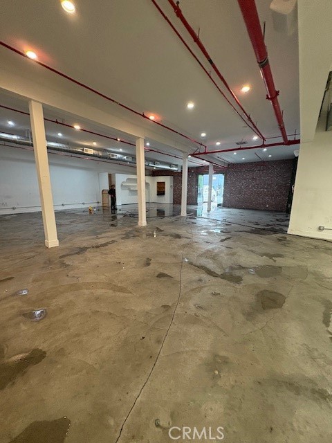 New Listing – Versatile 6,000 Sq Ft Warehouse in the Heart of Downtown Los Angeles ?
Now available for rent – this spacious 6,000 sq ft warehouse is located in the vibrant core of Downtown Los Angeles. Perfect for a wide range of events and productions, the space offers a blank canvas ready to be transformed for your next big idea.
Ideal for:
Private Events
Corporate Functions
Weddings & Receptions
Birthday Parties
Pop-Up Shops & Brand Activations
Creative Productions
Podcasting
Film & Photo Shoots
Key Features:
Prime Downtown LA Location
6,000 Sq Ft of Open Layout
12 Dedicated Private Parking Spaces
Available for Daily or Monthly Rentals
Whether you're planning an intimate gathering, a large-scale production, or a trendy pop-up, this flexible warehouse space offers the perfect downtown LA vibe to bring your vision to life—with the added convenience of private parking for your guests or crew.