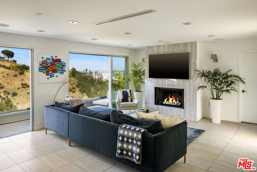 Photo of 8540 Hillside Avenue, Los Angeles, CA 90069 (MLS # 25609031)