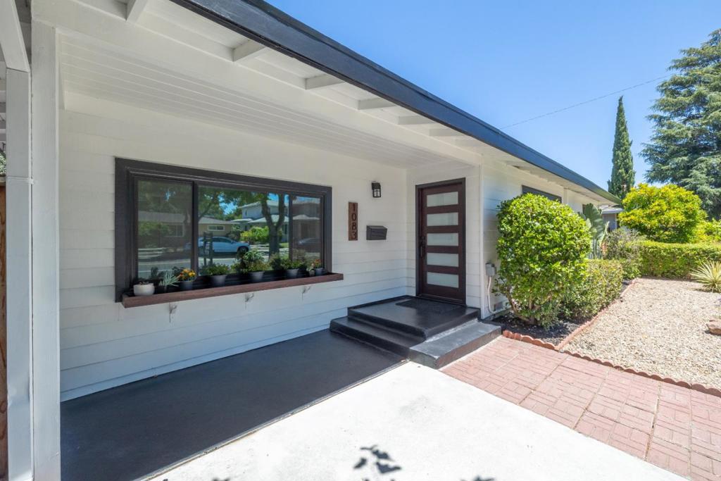 1083 Heatherstone Avenue