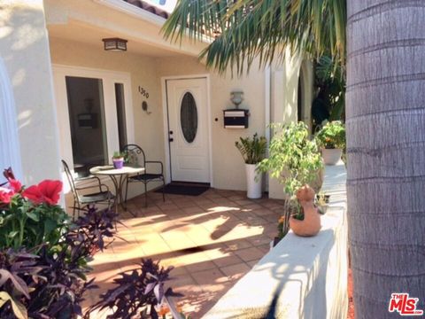 Photo of 1350 S Curson Avenue, Los Angeles, CA 90019 (MLS # 25623317)