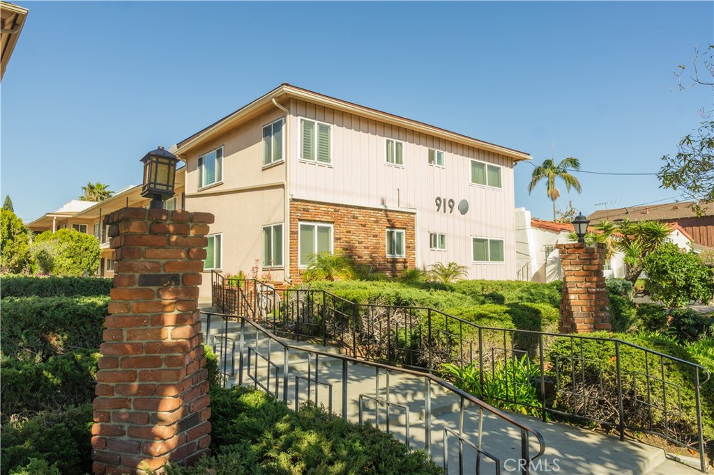This lower-level, well kept one bedroom, one bathroom features laminate hardwood floors throughout, central heat and A/C & energy saving windows. The unit has a kitchen with plenty of cabinet space. The common areas of the property include an on site laundry, and a courtyard to make the most of the SoCal sun. There is an assigned 1 Car Parking Space in the subterranean garage which also features an ample storage closet. Perfect property for a commuter or AIRBnB. You couldn't be more central with easy access to all of the major freeways. You are just a hop, skip, and jump away from the Forum, So-Fi Stadium, The new Clippers Arena, The YouTube Theater, Yola Center, post office, banks, and plenty of retail and exciting new restaurants. Mile's reach of the soon-to-open, Downtown Inglewood Metro Station and have convenient access to Los Angeles or the beach with ease.
