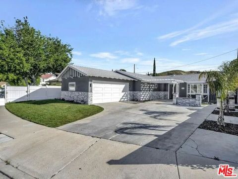Photo of 28040 Ermine Place, Canyon Country, CA 91351 (MLS # 26836603)