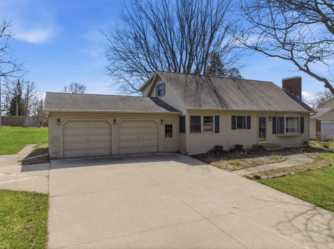 Photo of 810 W Laird Street, Marshfield, WI 54449 (MLS # 22601691)