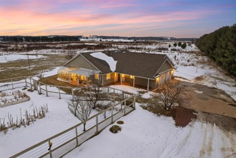 Photo of 9071 Robin Road, Marshfield, WI 54449 (MLS # 22600520)
