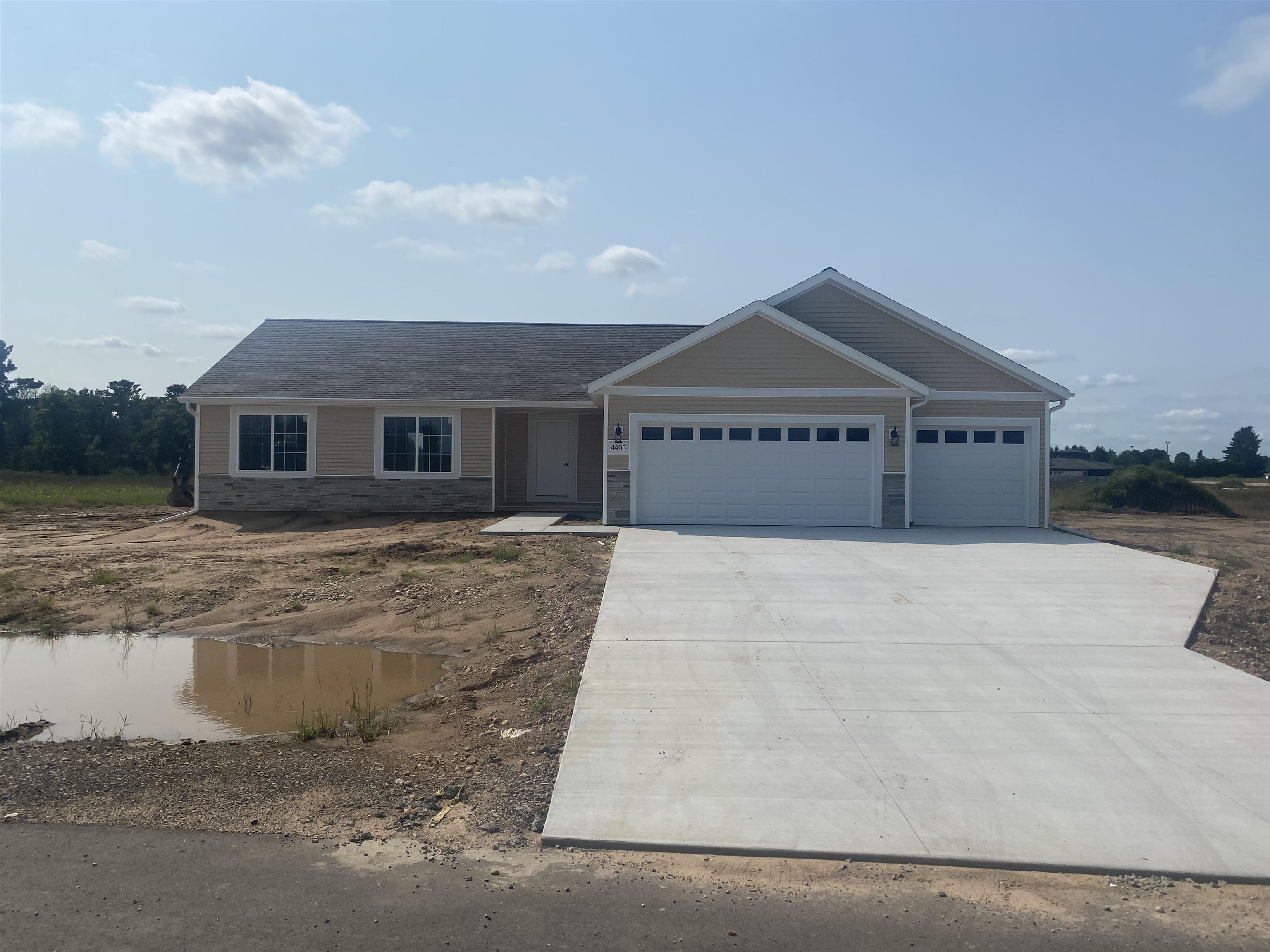 Photo 1 of 20 — 2335 LENSMIRE LANE, Waupaca, WI 54981