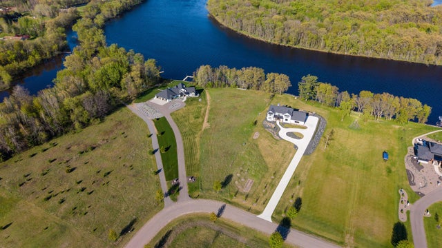 2127 PENINSULA PLACE