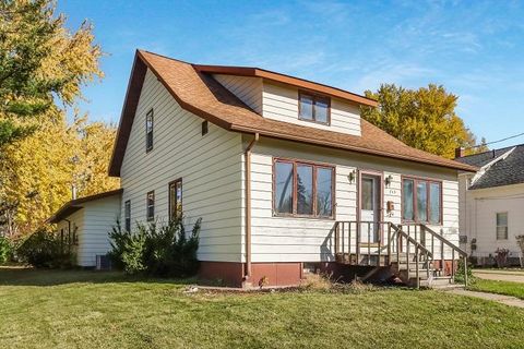 Photo of 713 E 5th Street, Marshfield, WI 54449 (MLS # 22505174)