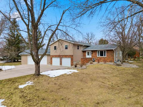 Photo of 1611 N Broadway Avenue, Marshfield, WI 54449 (MLS # 22601246)