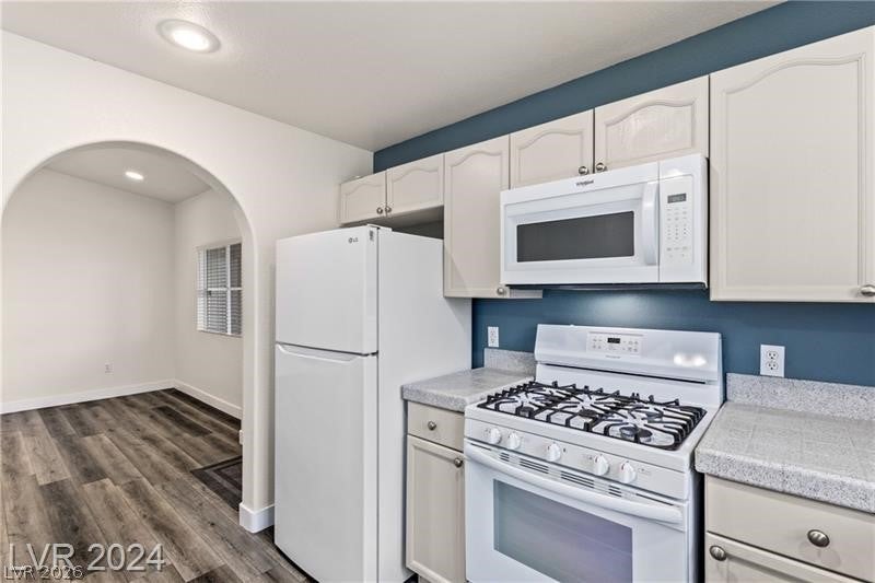 352 Amber Pine Street 201