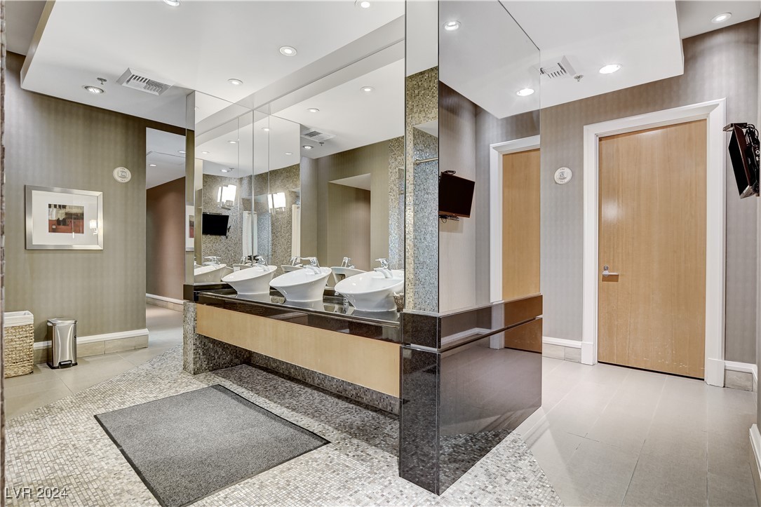 Las Vegas, Nevada 89109, United States, 2 Bedrooms Bedrooms, ,3 BathroomsBathrooms,Residential,Active,37844