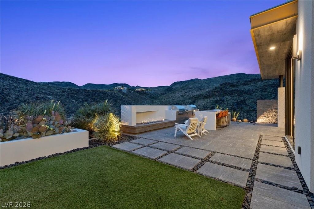 692 Scenic Cliff Drive