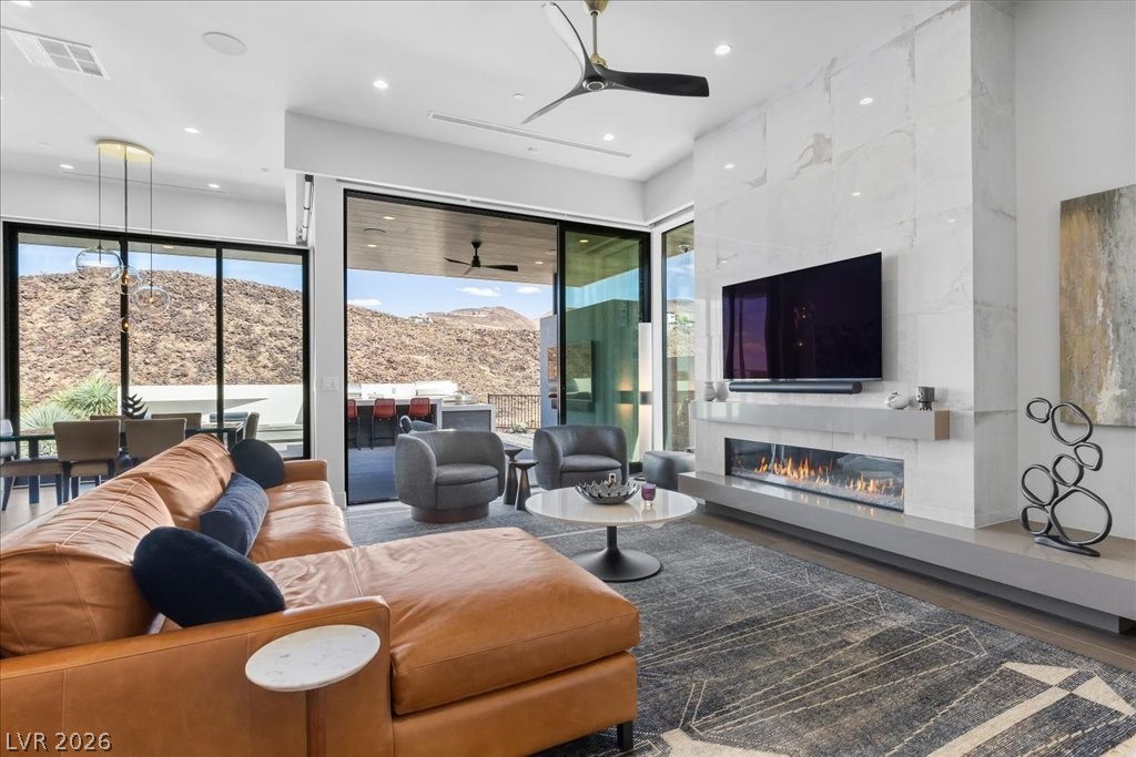 692 Scenic Cliff Drive