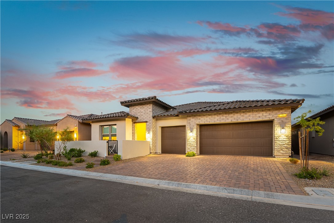Properties 2 218 Vista Balla Avenue