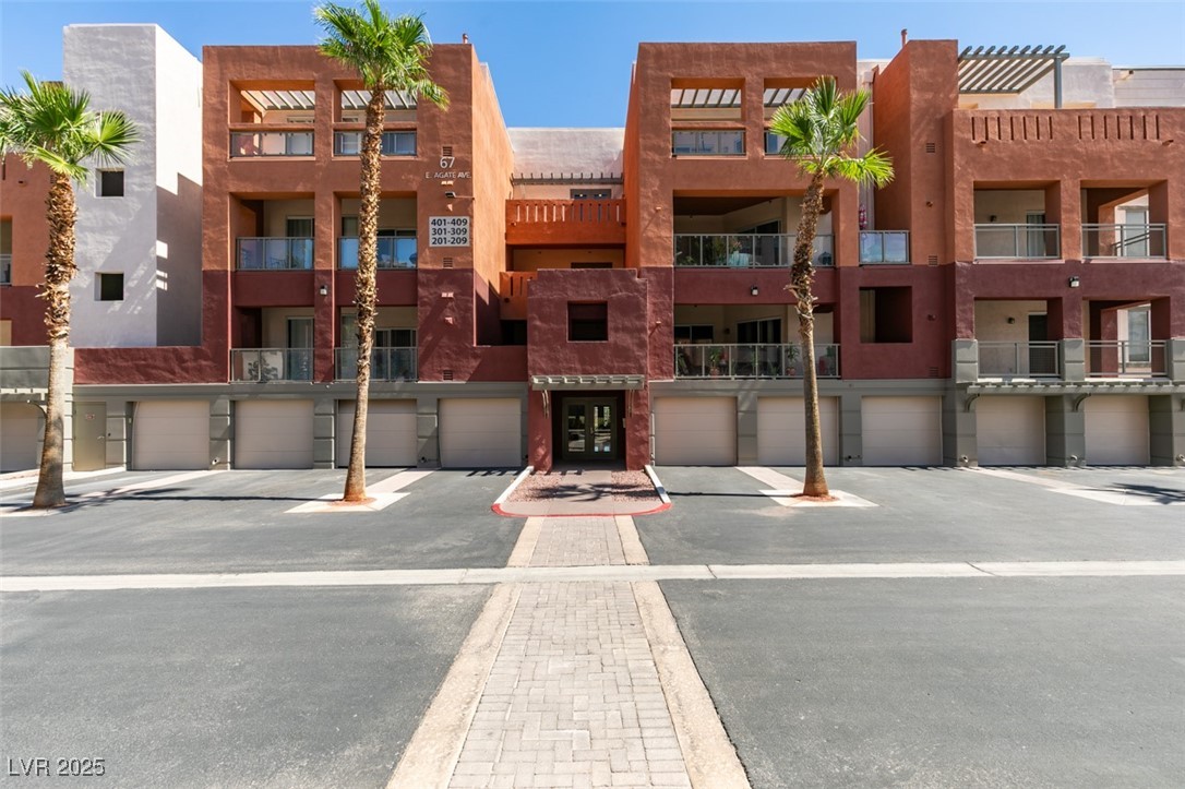 View of apartment building / complex