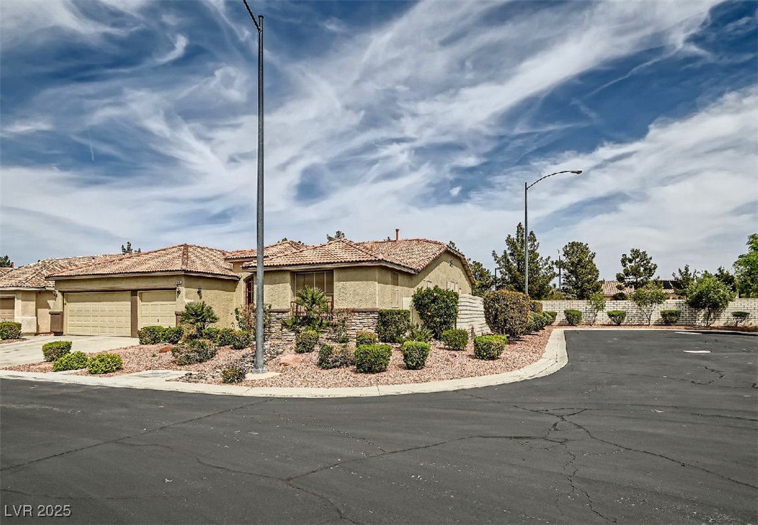8698 Waterford Bend Street, Las Vegas, Nevada image 2