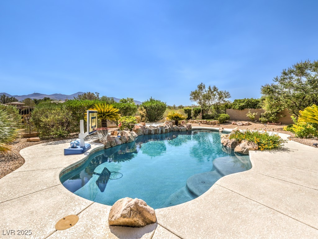 99 Fountainhead Circle