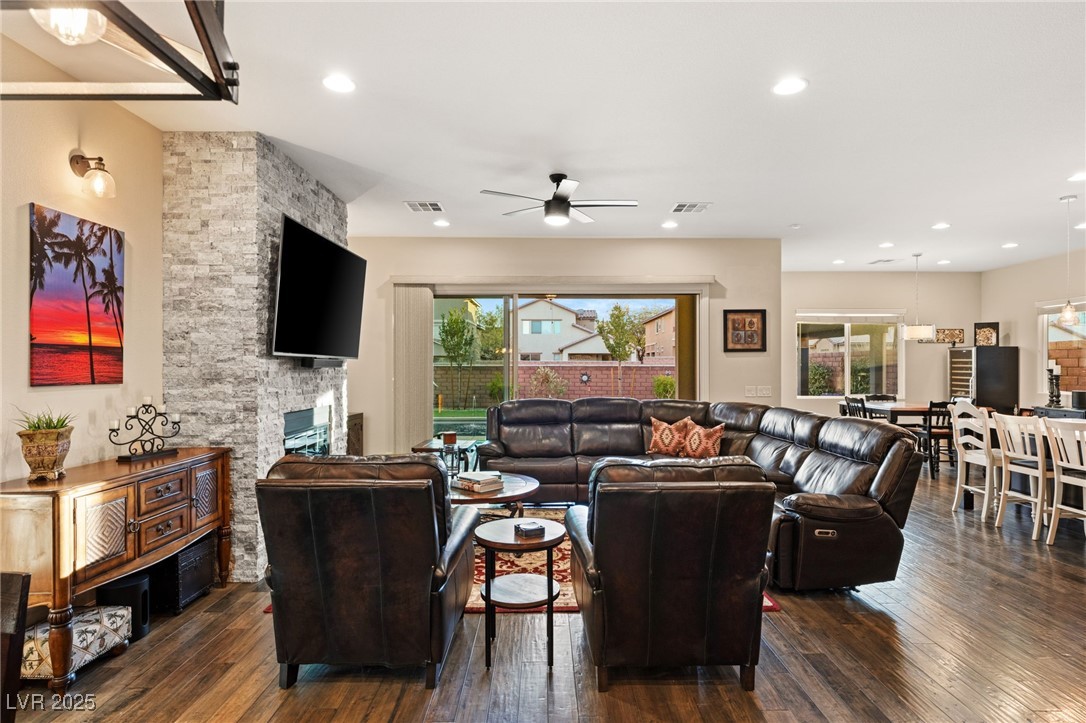 Las Vegas, Nevada 89178, United States, 4 Bedrooms Bedrooms, ,3 BathroomsBathrooms,Residential,Contingent,22551