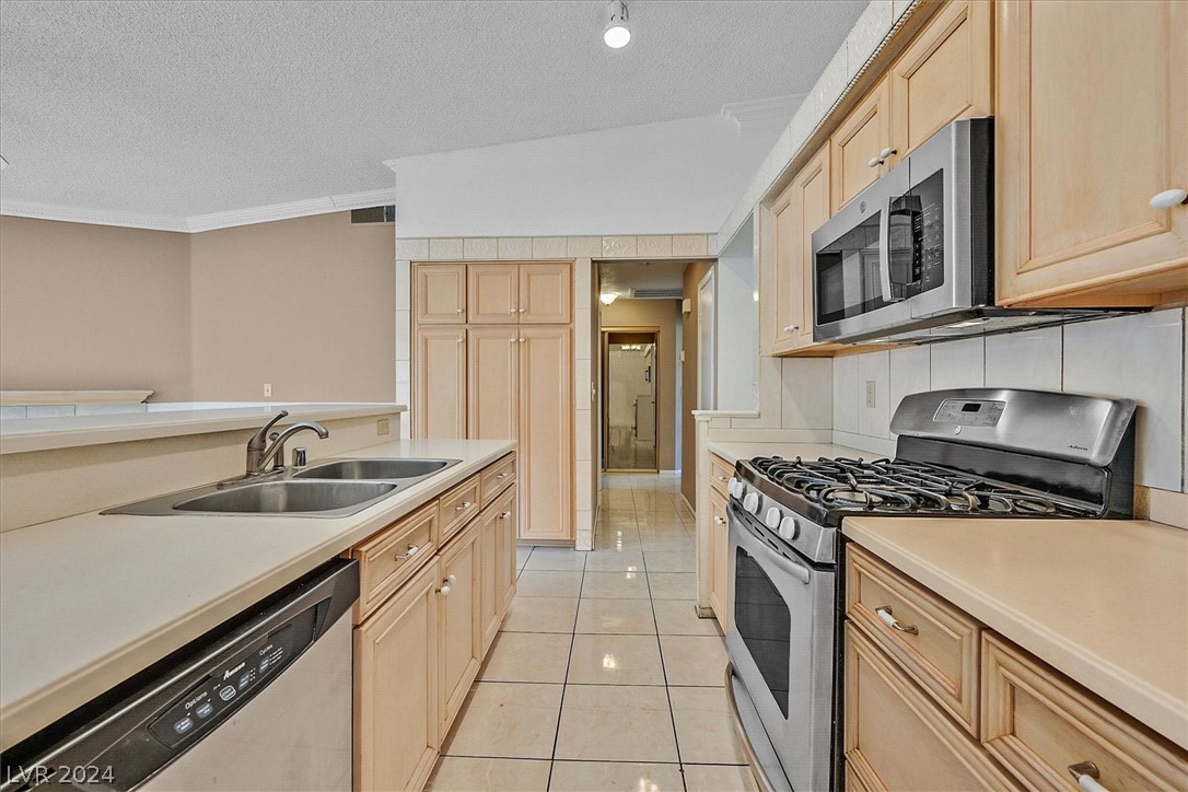 Henderson, Nevada 89074, United States, 3 Bedrooms Bedrooms, ,2 BathroomsBathrooms,Residential,Pending,51778