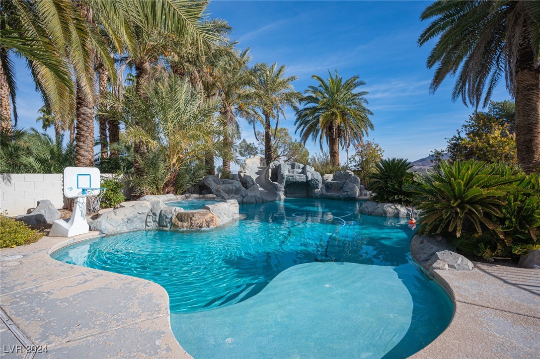 320 Glistening Cloud Drive, Henderson, Nevada image 8