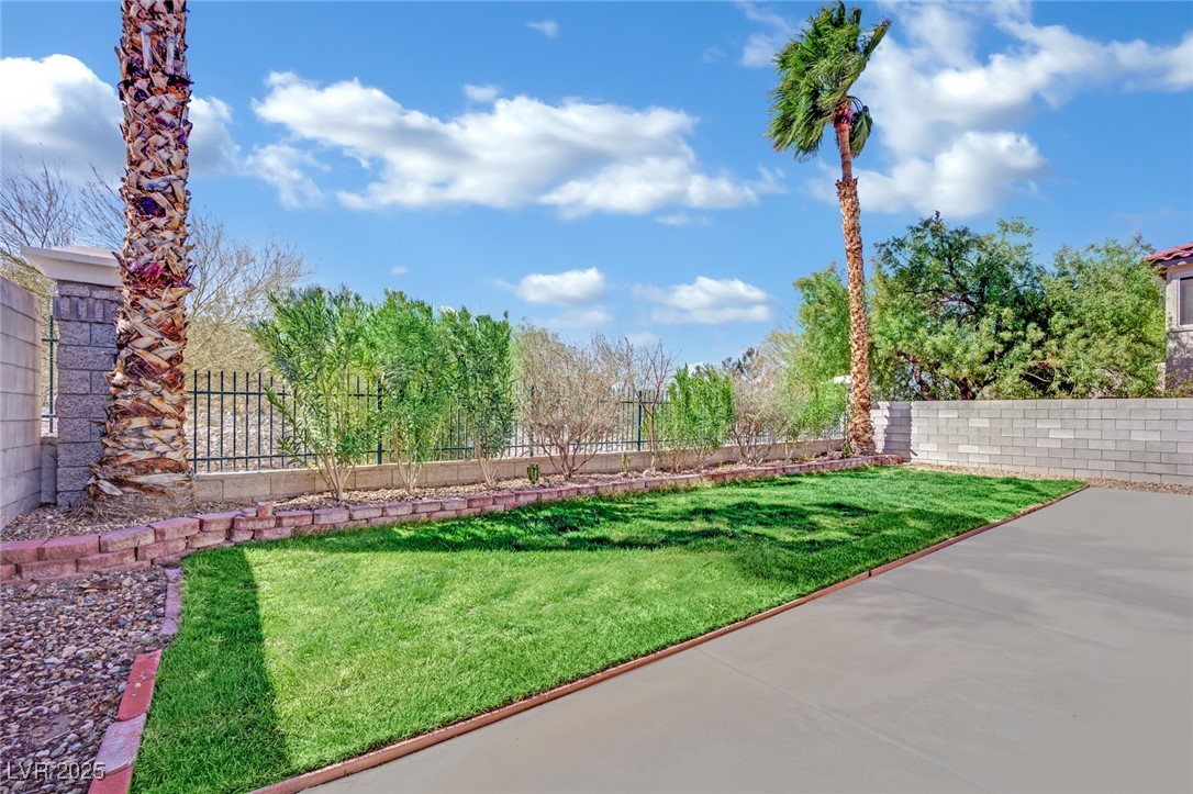 Henderson, Nevada 89052, United States, 3 Bedrooms Bedrooms, ,2 BathroomsBathrooms,Residential,Active,95702