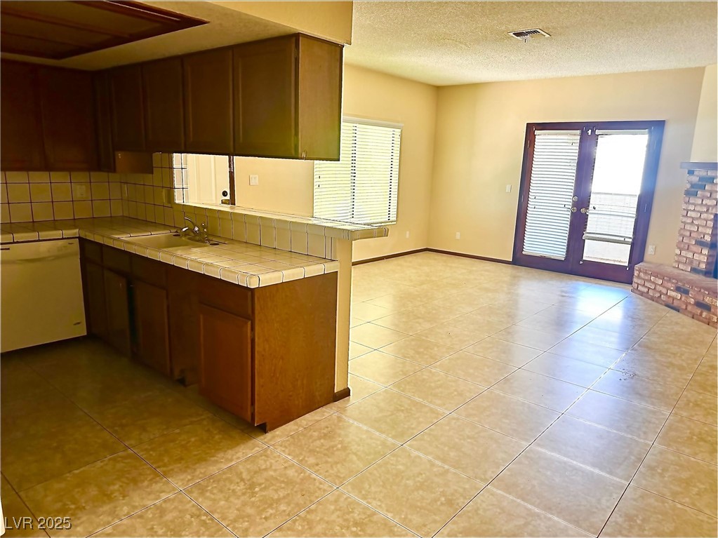 Las Vegas, Nevada 89146, United States, 2 Bedrooms Bedrooms, ,2 BathroomsBathrooms,Residential,Active,81131