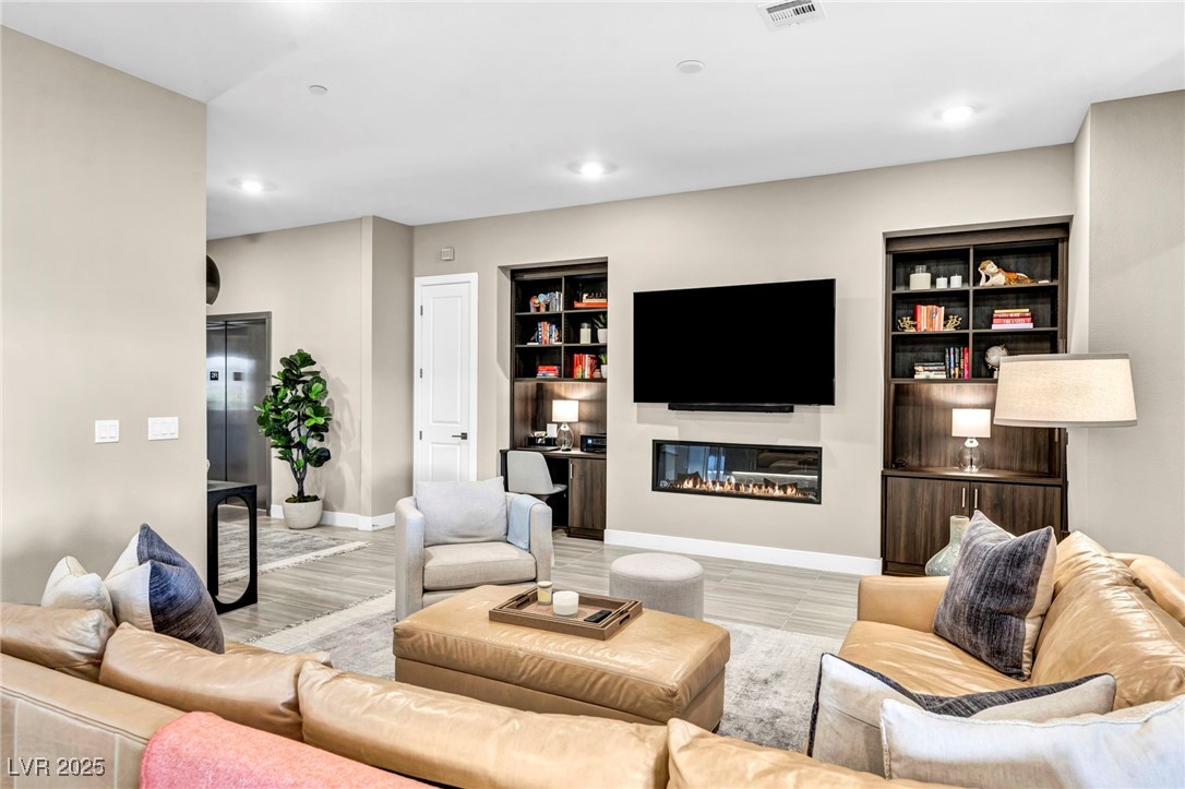 9141 Las Manaitas Avenue 202