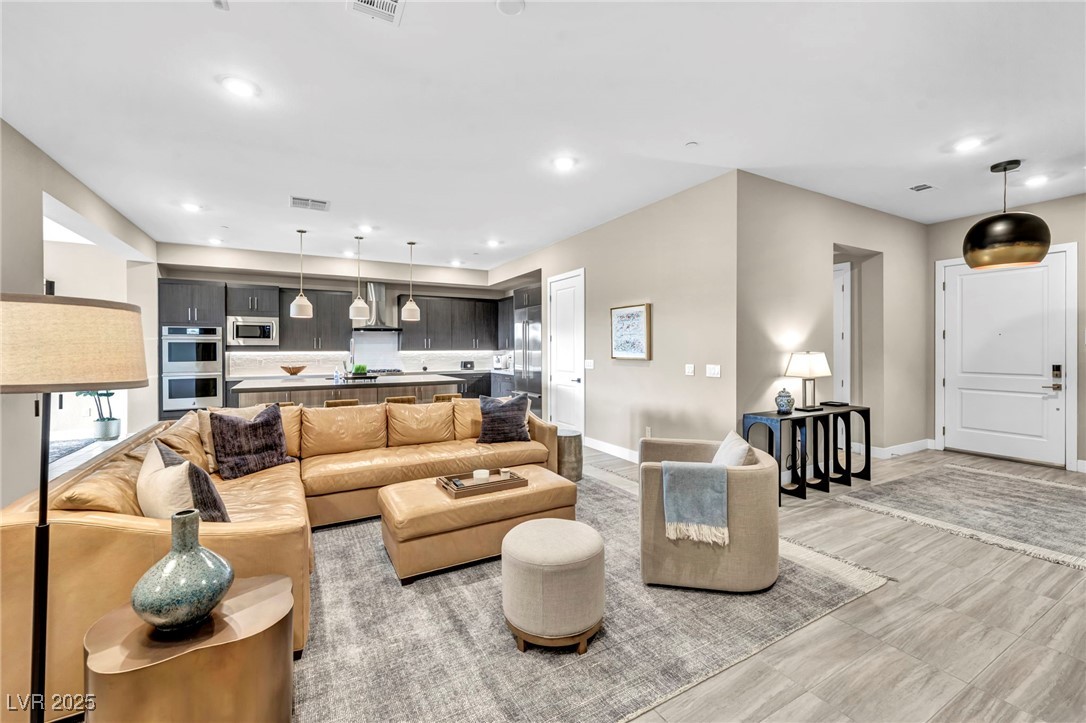 9141 Las Manaitas Avenue 202