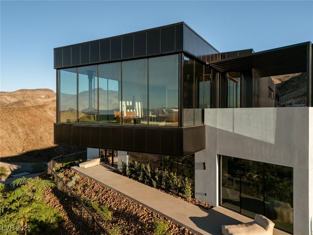 Photo of 11 Chisel Crest Court, Henderson, NV 89012 (MLS # 2726371)