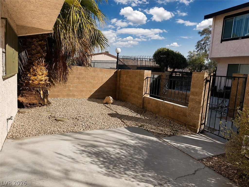 4338 Caliente Street 15