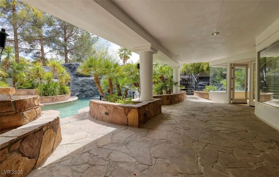 2221 S Tioga Way