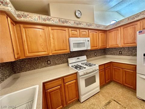 Single Family Residence in Laughlin NV 3218 Ocotillo Drive 15.jpg