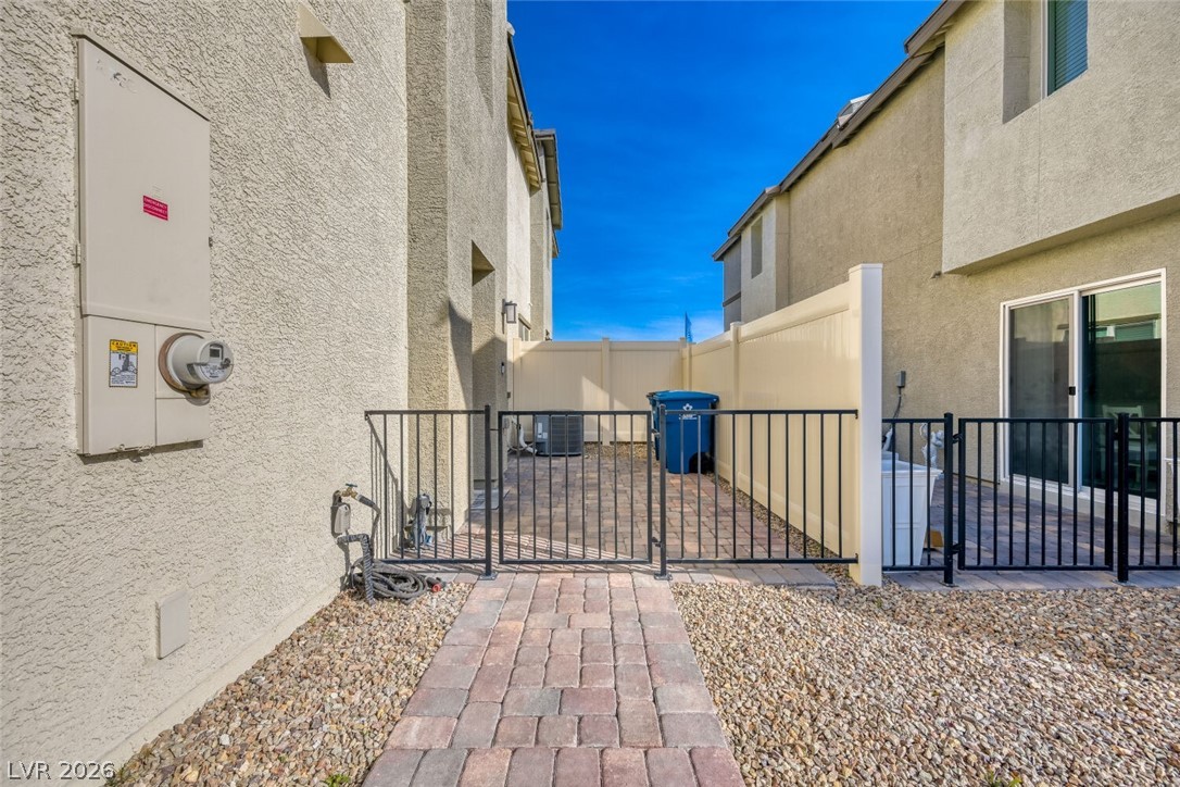 2758 Champagne Gold Avenue
