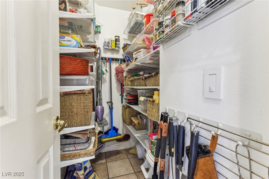 Henderson, Nevada 89074, United States, 4 Bedrooms Bedrooms, ,3 BathroomsBathrooms,Residential,Pending,7387