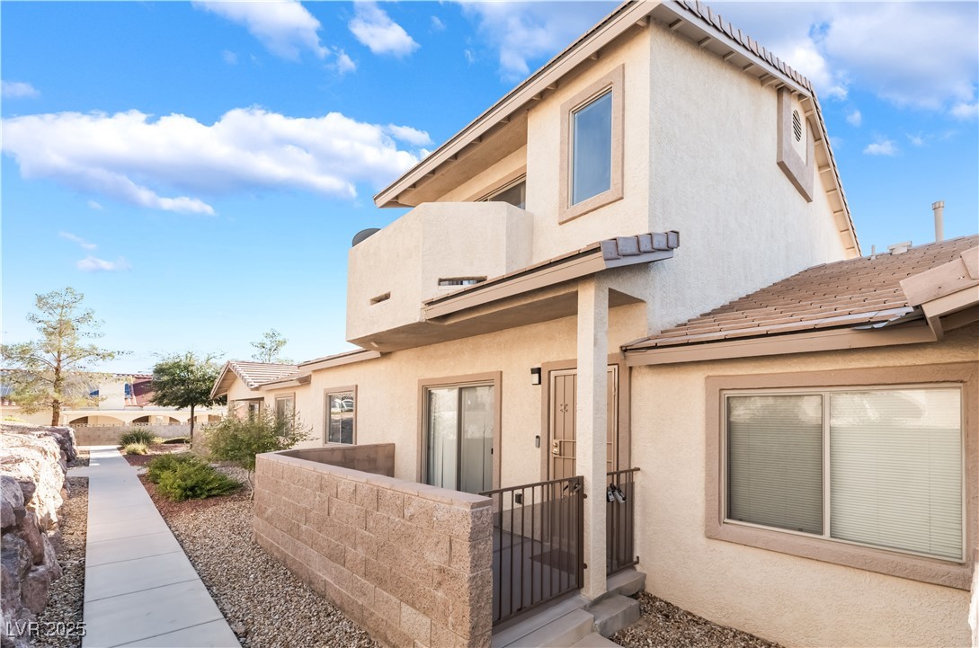 2050 N Los Feliz Street 104