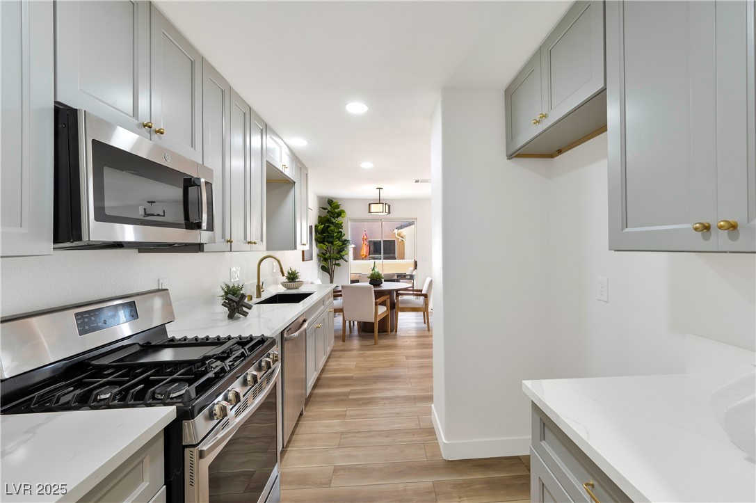 906 Elegant Coral Avenue