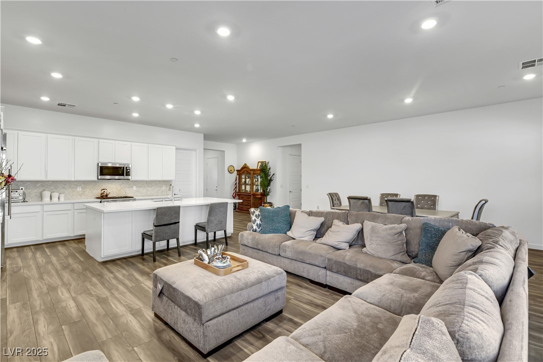 Las Vegas, Nevada 89138, United States, 3 Bedrooms Bedrooms, ,2 BathroomsBathrooms,Residential,Pending,16738