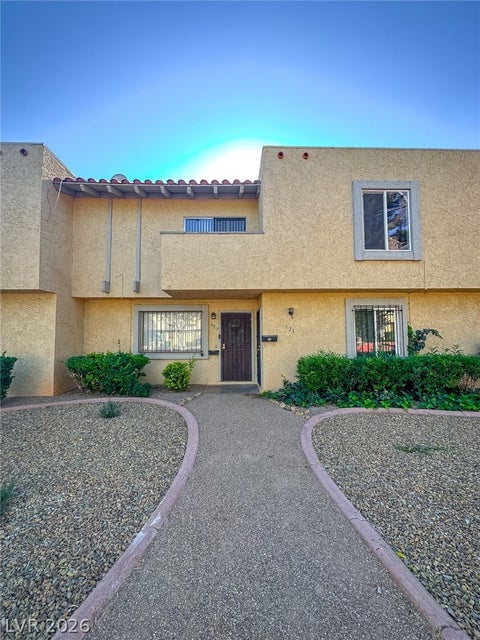 Townhouse For Rent - 423 Las Casitas Way<br/> Clark County, Las Vegas, NV 89121