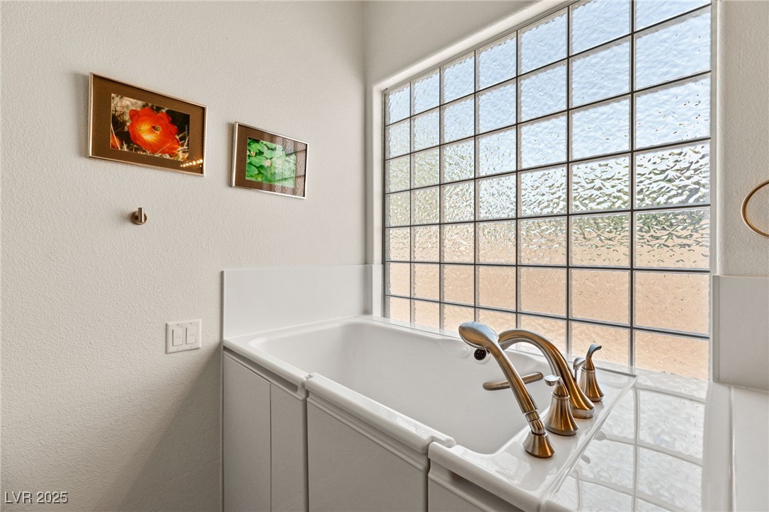 Las Vegas, Nevada 89117, United States, 3 Bedrooms Bedrooms, ,3 BathroomsBathrooms,Residential,Pending,23107