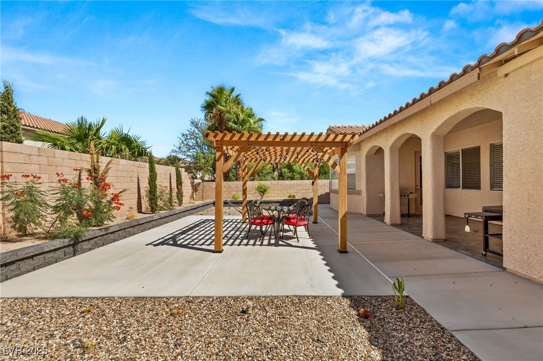 Las Vegas, Nevada 89117, United States, 3 Bedrooms Bedrooms, ,3 BathroomsBathrooms,Residential,Pending,23107