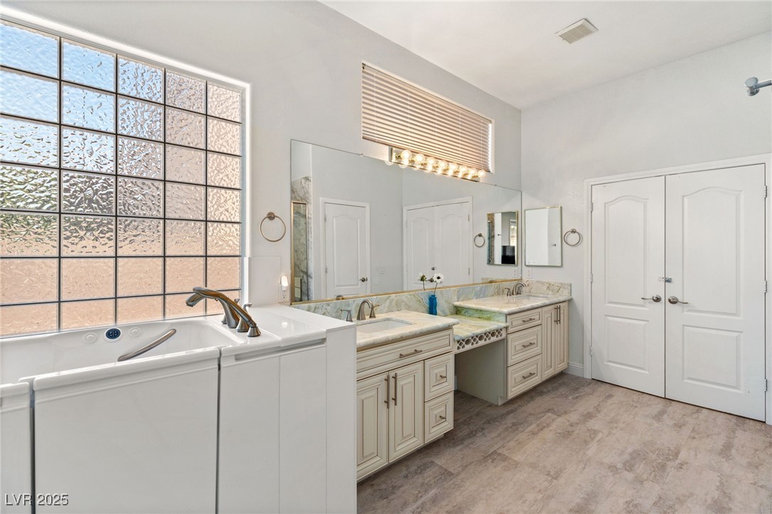 Las Vegas, Nevada 89117, United States, 3 Bedrooms Bedrooms, ,3 BathroomsBathrooms,Residential,Pending,23107