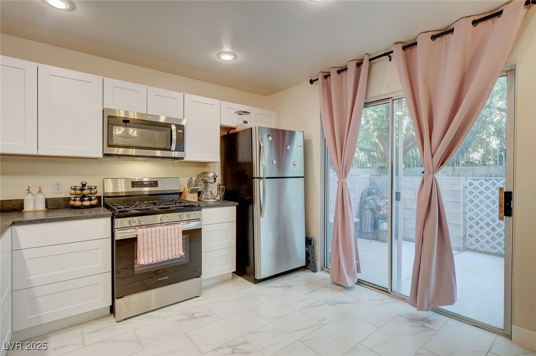 3322 Dragon Fly Street