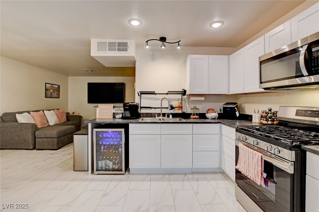 3322 Dragon Fly Street