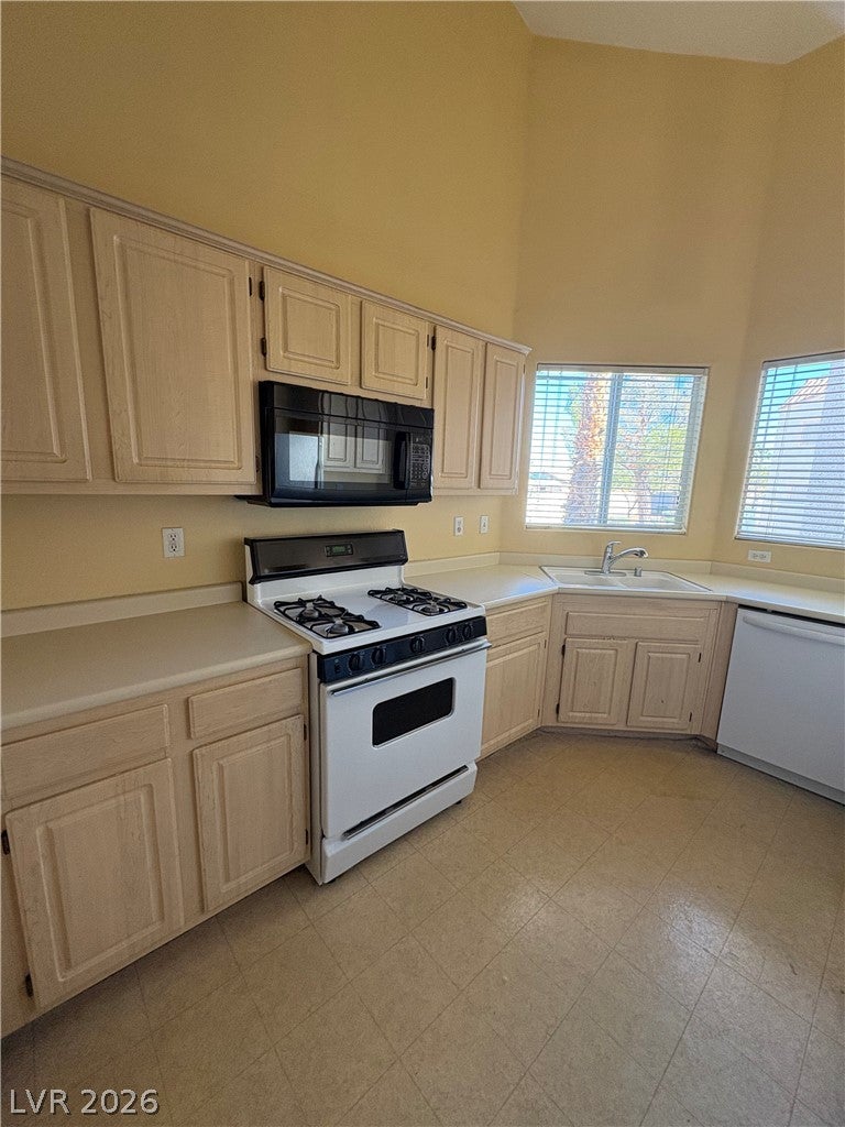 855 N Stephanie Street 914