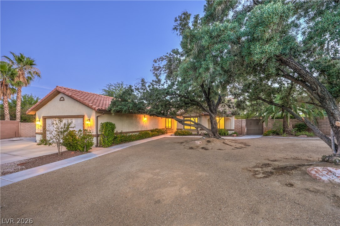 5325 N El Capitan Way