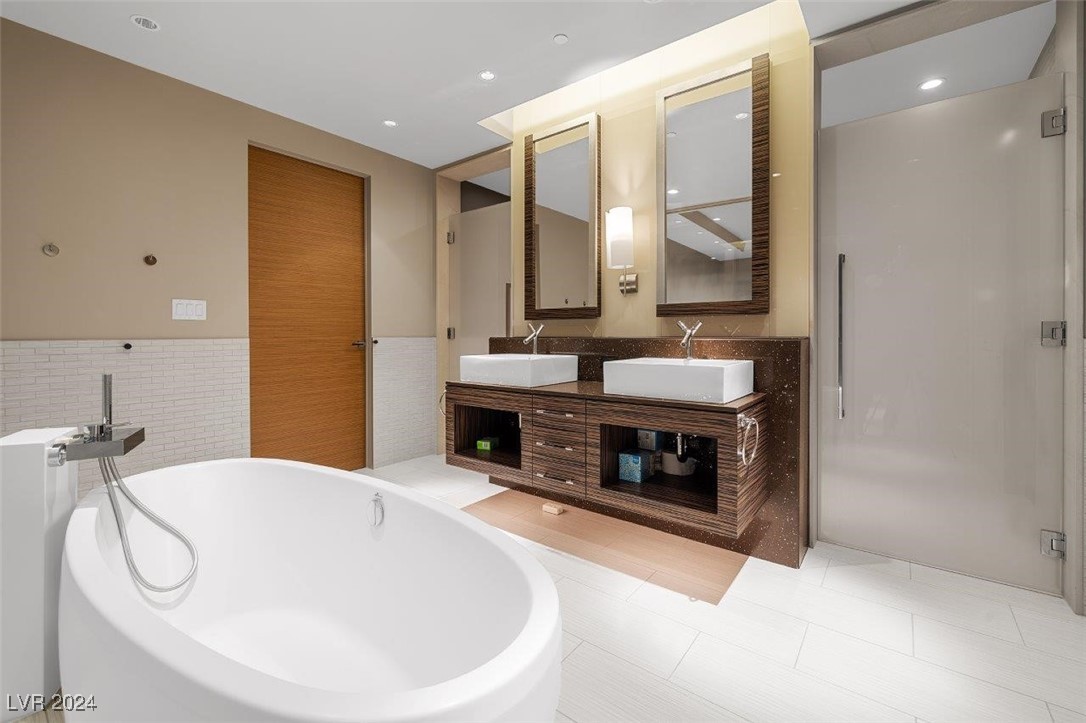 Las Vegas, Nevada 89158, United States, 2 Bedrooms Bedrooms, ,3 BathroomsBathrooms,Residential,Active,27078