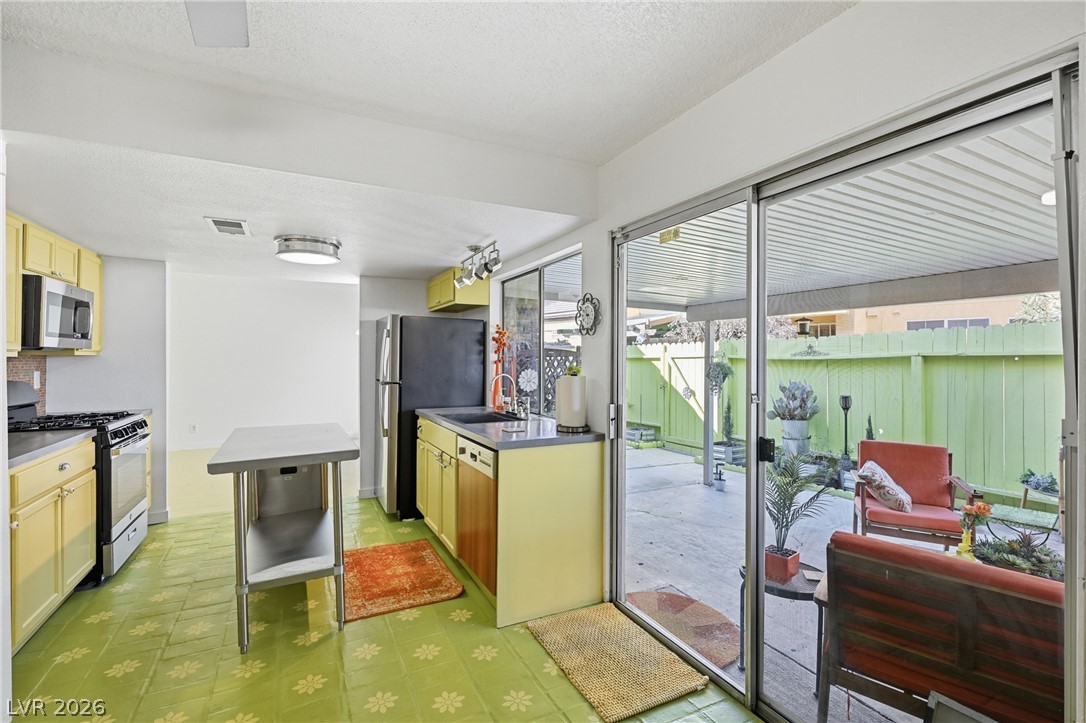 1400 Hialeah Drive B