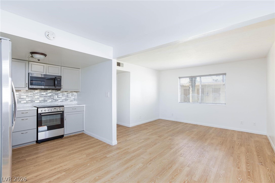 3821 1/2 Daisy Street 26