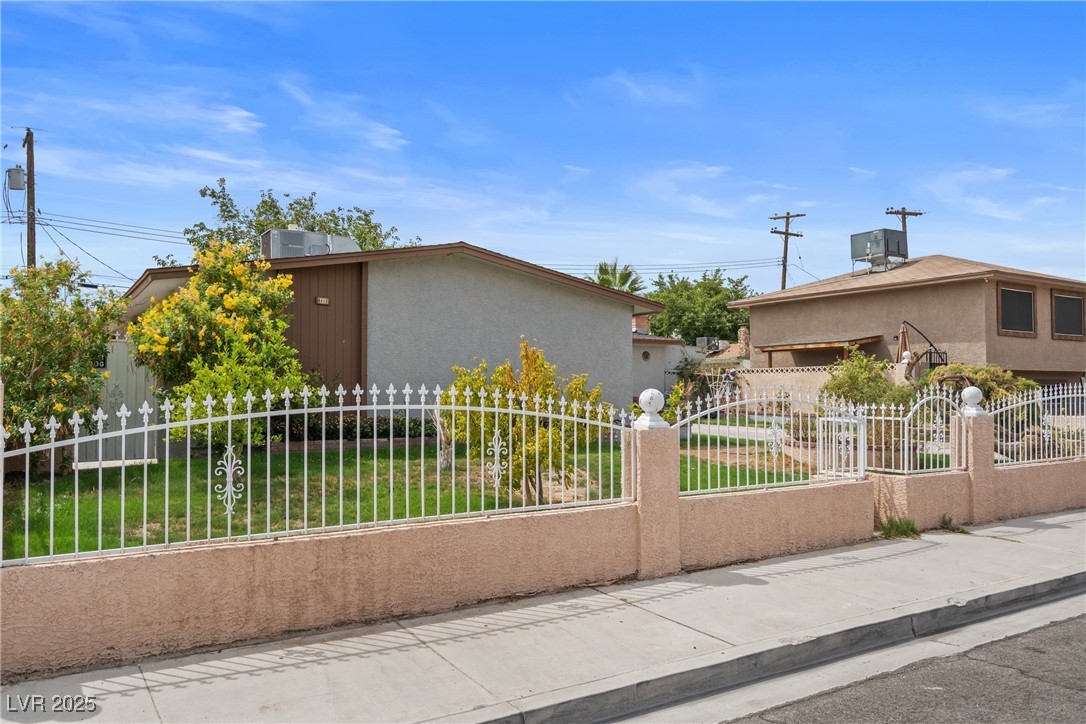 Las Vegas, Nevada 89107, United States, 4 Bedrooms Bedrooms, ,2 BathroomsBathrooms,Residential,Pending,203667